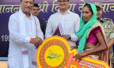 मुख्यमंत्री ने पीड़ितों को आवास की चाबी दी, हितग्राहियों का धन्यवाद