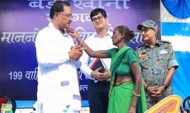 मुख्यमंत्री को माँ ने दिया अपना आशीर्वाद—स्नेह से छुआ गाल, हृदय से कहा धन्यवाद