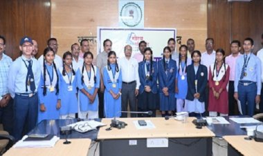 कलेक्टर ने बोर्ड परीक्षा में उत्कृष्ट प्रदर्शन करने वाले बच्चों और प्राचार्यों को किया सम्मानित