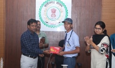 10वीं और 12वीं में जिले के प्रावीण्य सूची में स्थान प्राप्त विद्यार्थियों का कलेक्टर ने किया सम्मान