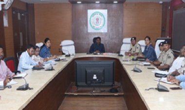 कलेक्टर ने राजस्व अधिकारियों की ली समीक्षा बैठक