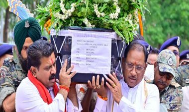 सीएम साय ने नक्सल मुठभेड़ में शहीद जवान के पार्थिव शरीर को दिया कंधा