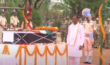 शहीद जवान को श्रद्धांजलि, माना कैंप रायपुर