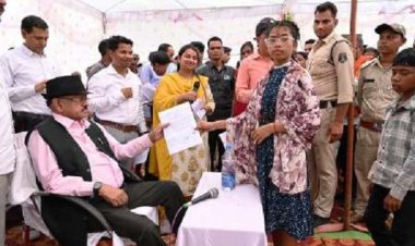 महुआ पेड़ के नीचे बैठकर विधायक भईया लाल रजवाड़े ने ग्रामीणों से की चर्चा