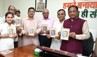 मुख्यमंत्री ने किया 'सावरकर सौरभ' स्मारिका का विमोचन