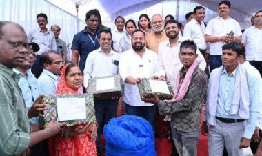 ग्राम पंचायत गुधेली सुशासन तिहार में टीबी मरीजों को फूड बास्केट का वितरण