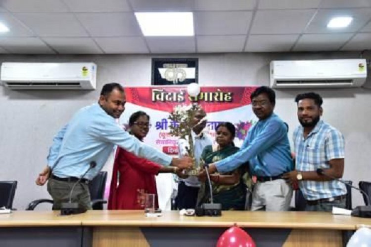 सेवानिवृत्त अधीक्षक के. एल. नेताम को दी गई विदाई