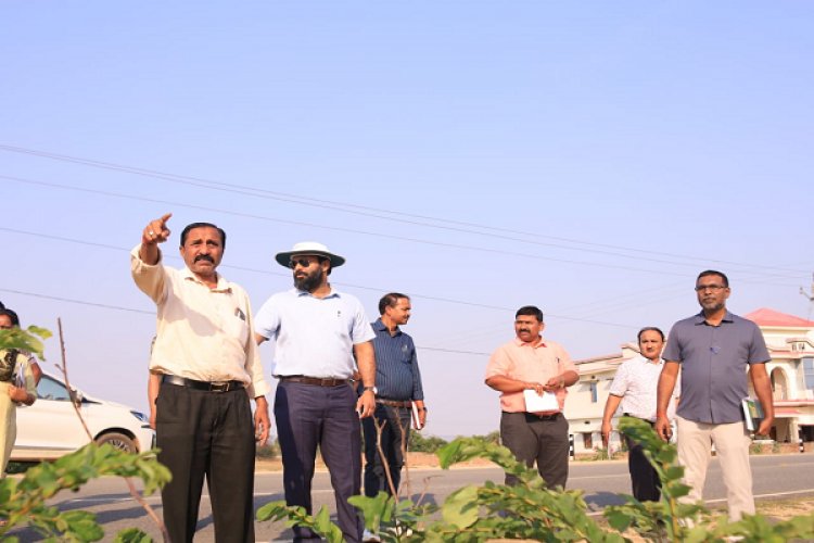 कलेक्टर ने बगिया में मिनी स्टेडियम और साइंस पार्क बनाने के लिए चिन्हांकित स्थल का किया निरीक्षण