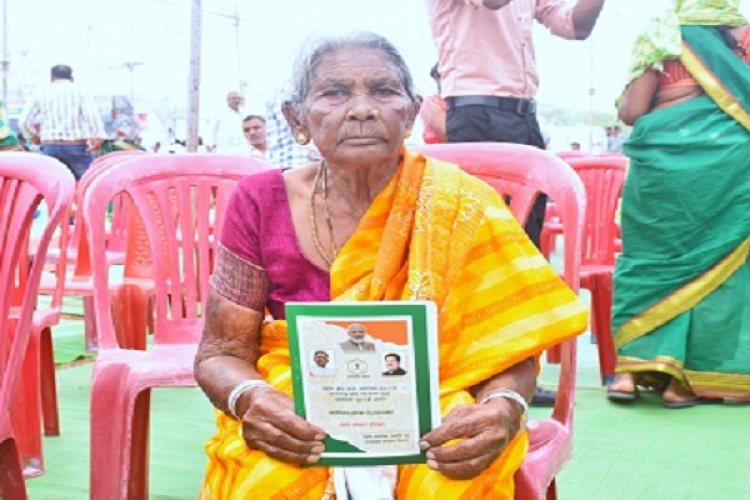सुशासन तिहार : तत्काल राशन कार्ड मिलने से अभिभूत हुई बुजुर्ग महिला ढेला बाई