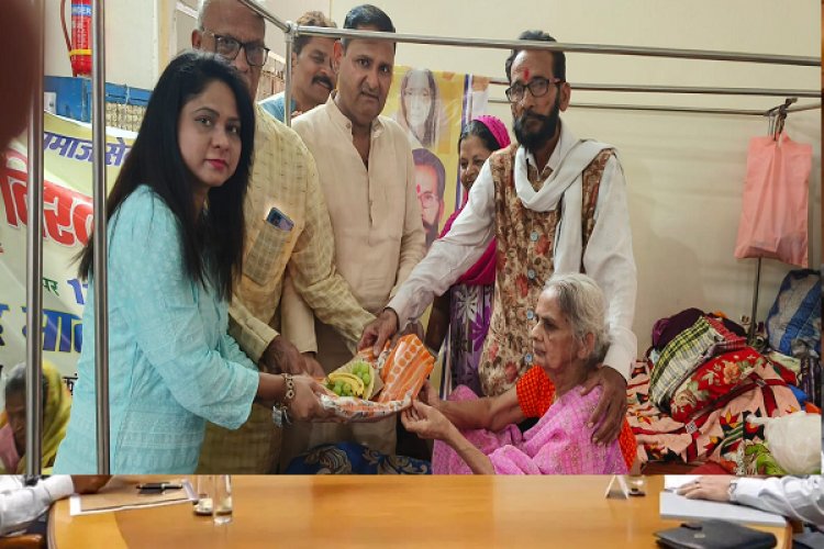 कल्याण कुंज वृद्ध आश्रम में 40 माताओं का फल मिठाई एवं वस्त्र देकर उनका सम्मान किया गया