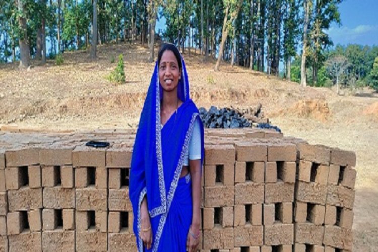 संघर्ष से सफलता तक सरिता बाई ने मिट्टी के ईंट बनाकर लिखी अपनी सफलता की कहानी