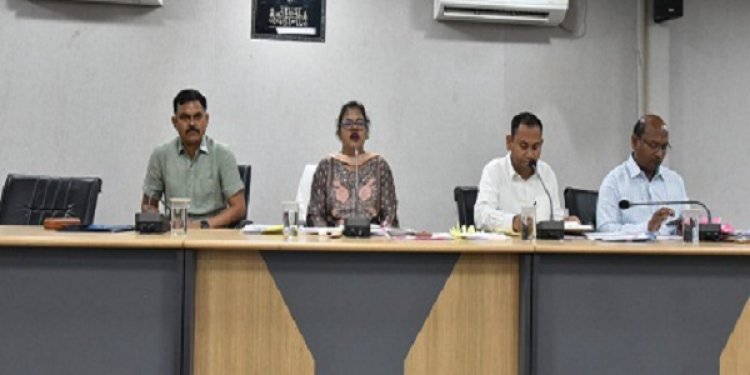 समय-सीमा बैठक में कलेक्टर ने सुशासन तिहार के आवेदनों के निराकरण की समीक्षा की