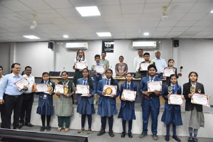 मेधावी विद्यार्थियों को कलेक्टर ने किया सम्मानित