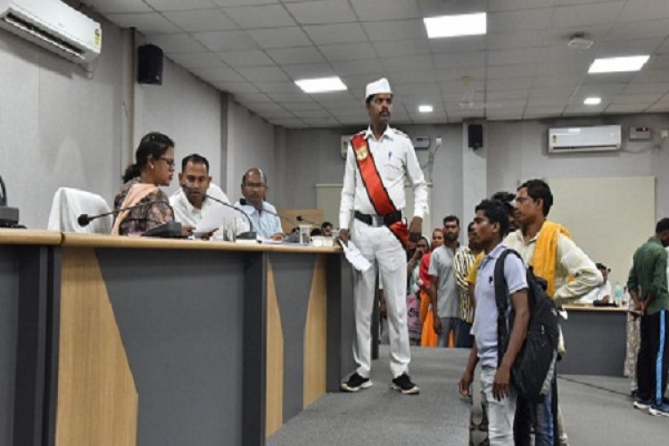 जनदर्शन में कलेक्टर ने सुनी आम नागरिकों की समस्याएं