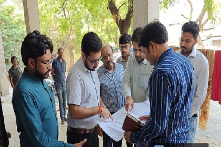 कलेक्टर ने जिला पुस्तकालय भवन का किया औचक निरीक्षण