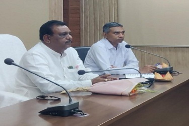 छत्तीसगढ़ लौह शिल्पकार विकास बोर्ड के अध्यक्ष ने शिल्पकारों के साथ की बैठक