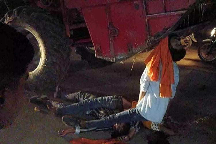 बाइक और हार्वेस्टर की टक्कर में तीन युवकों की दर्दनाक मौत