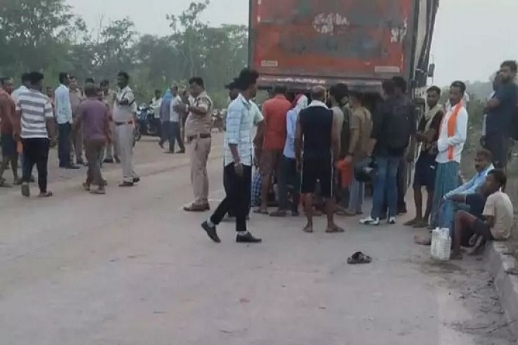 बाइक सवार को कुचलकर भागा ट्रेलर चालक, आक्रोशित ग्रामीणों ने किया रोड जाम