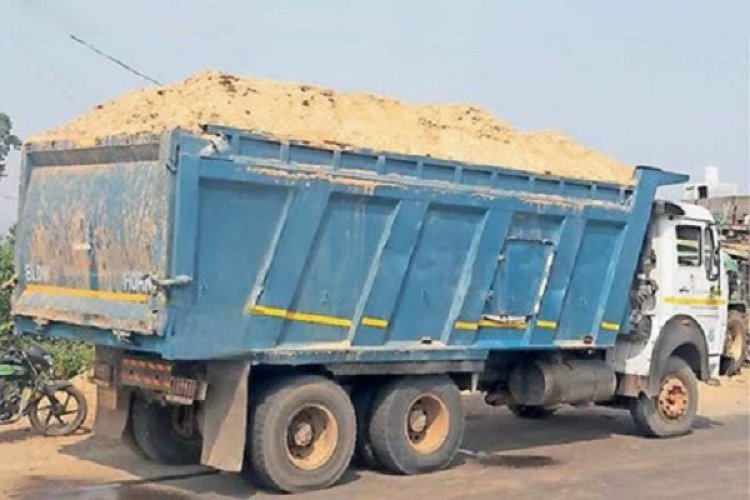 बकावण्ड तहसीलदार ने अवैध रेत परिवहन करते दो टिप्पर वाहन पकड़ा