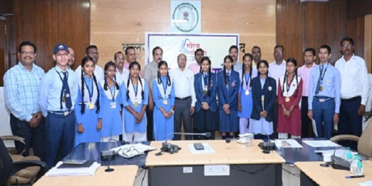 कलेक्टर ने बोर्ड परीक्षा में उत्कृष्ट प्रदर्शन करने वाले बच्चों और प्राचार्यों को किया सम्मानित