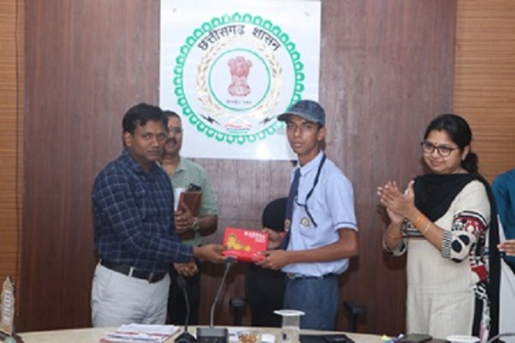 10वीं और 12वीं में जिले के प्रावीण्य सूची में स्थान प्राप्त विद्यार्थियों का कलेक्टर ने किया सम्मान