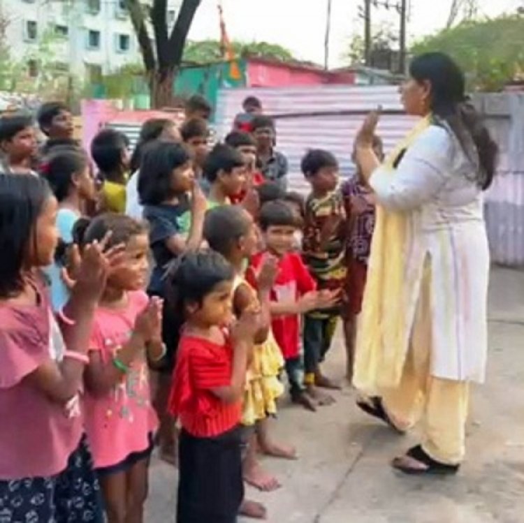 स्लम क्षेत्र में नुक्कड़ नाटक के माध्यम से बाल सुरक्षा, बाल विवाह और नशामुक्ति पर जागरूकता