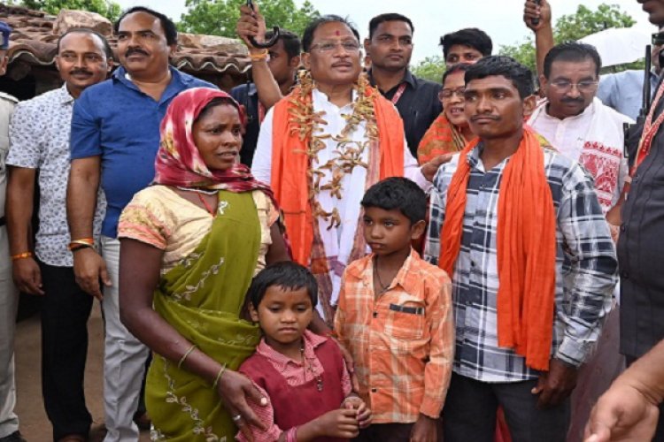 मुख्यमंत्री ने किया पीएम जनमन आवास का अवलोकन