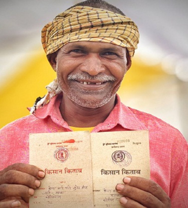 सुशासन तिहार में वनांचल के किसान गोवर्धन को मिला किसान किताब की द्वितीय प्रति