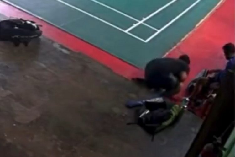 बैडमिंटन खेले के बाद बैठा युवक, अचानक गिरा और हो गई मौत...