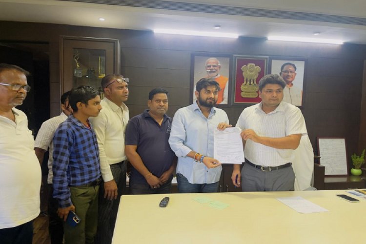 ब्राम्हण पारा में पेयजल की समस्या,सुयश के नेतृत्व में नगर निगम कमिश्नर को सौंपा ज्ञापन