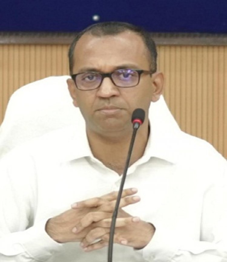 सड़क किनारे अतिक्रमण करके सामान रखने वाले दुकानदारों के विरुद्ध की जाए कार्यवाही : कलेक्टर