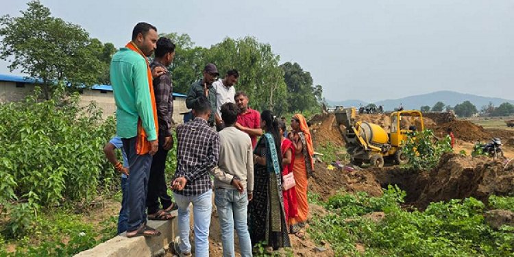 महादेव तालाब सौंदर्यीकरण में लापरवाही, नपा अध्यक्ष ने ठेकेदार को लगाई फटकार