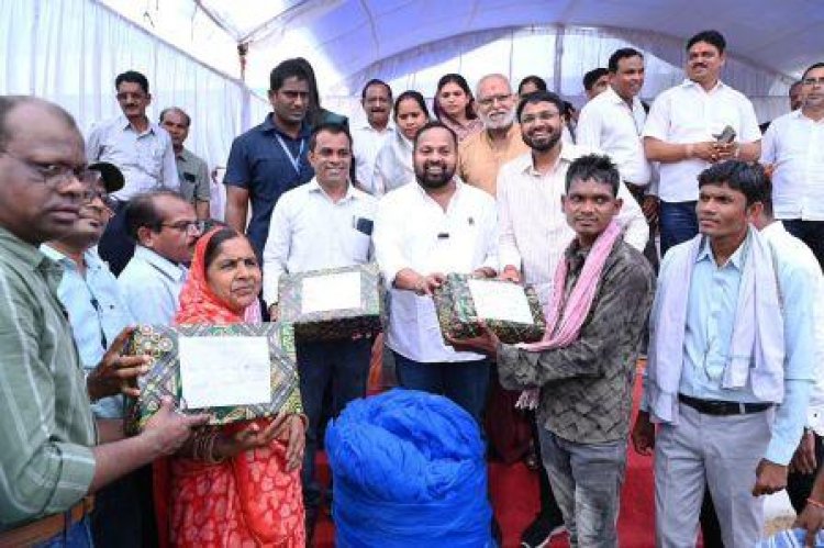 ग्राम पंचायत गुधेली सुशासन तिहार में टीबी मरीजों को फूड बास्केट का वितरण