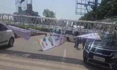 मरीन ड्राइव में हादसा: सड़क पर गिरा होर्डिंग का फ्रेम, दो गाड़ियां क्षतिग्रस्त