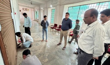 कलेक्टर-राजनैतिक दलों की उपस्थिति में ईवीएम-वीवीपैट वेयरहाउस का निरीक्षण