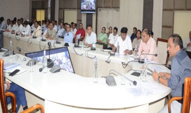 बाढ़ से बचाव को लेकर कलेक्टर ने की तैयारियों की समीक्षा, दिए महत्वपूर्ण निर्देश