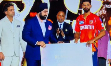 आईपीएल के रनर टीम को बीसीसीआई कोषाध्यक्ष प्रभतेज सिंह ने पुरस्कार प्रदान किया