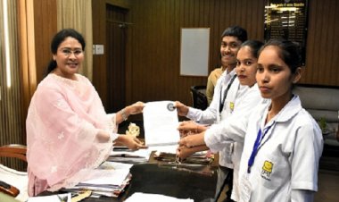 कलेक्टर ने जाॅब प्राप्त करने वाले जिले के नवयुवकों को प्रमाण पत्र प्रदान कर दी शुभकामनाएं