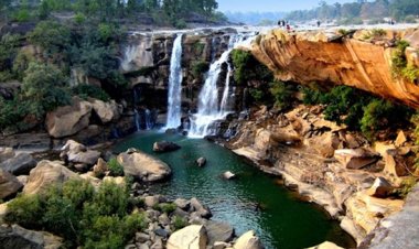 अमृतधारा जलप्रपात में लापरवाही पर कड़ी कार्रवाई, दो युवक गिरफ्तार