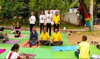 निशुल्क योग शिविर में समनवित सामूहिक योग का प्रदर्शन