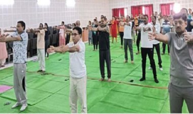 जिला न्यायालय में किया गया योगाभ्यास