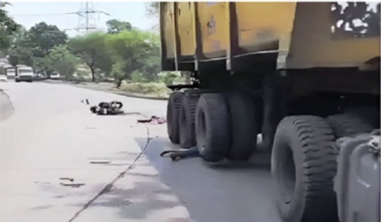 रेत से लदे ट्रेलर ने बाइक सवार तीन युवकों को कुचल, एक की मौत, दो गंभीर