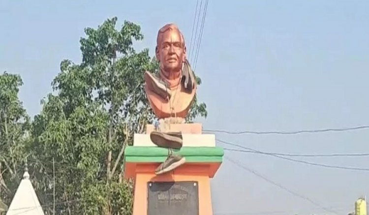 असामाजिक तत्वों ने पूर्व प्रधानमंत्री की प्रतिमा पर डाली जूतों की माला, ग्रामीणों में आक्रोश