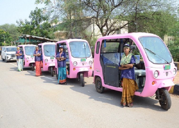 नवा रायपुर में महिलाएं दौड़ा रही पिंक ई-रिक्शा