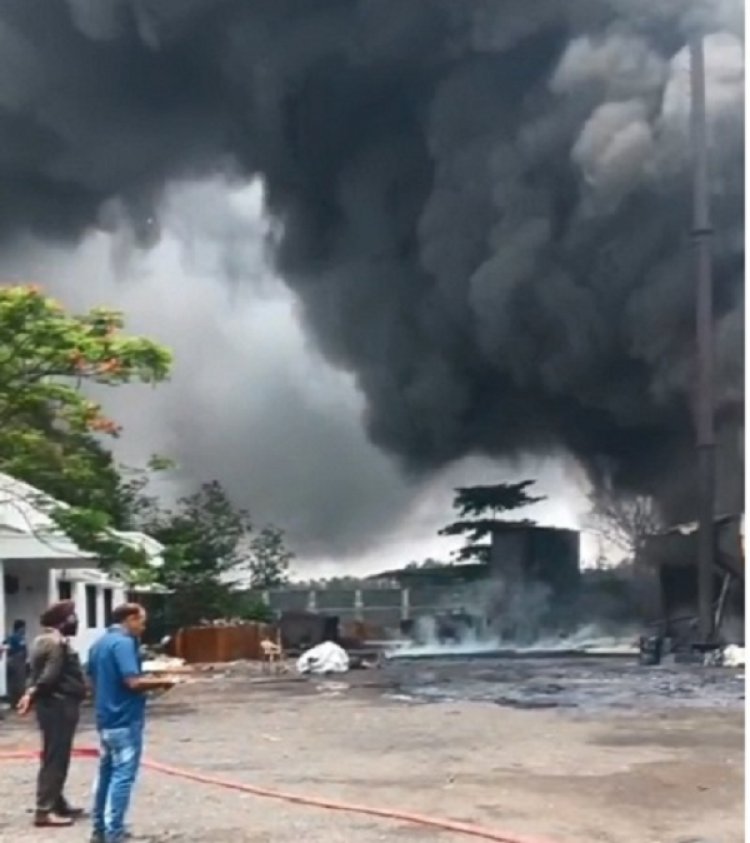 उरला के बालाज कार्बन एंड राइफेक्ट्रीज फैक्ट्री में लगी भीषण आग