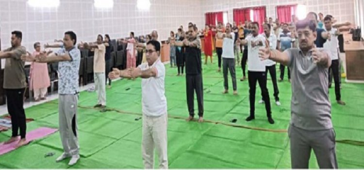 जिला न्यायालय में किया गया योगाभ्यास