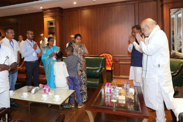 अमित शाह ने शहीद आकाश राव गिरिपुंजे के परिजनों से की मुलाकात