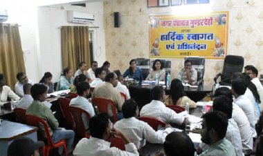 कलेक्टर ने ली गुण्डरदेही में विकासखण्ड स्तरीय अधिकारियों की समीक्षा बैठक