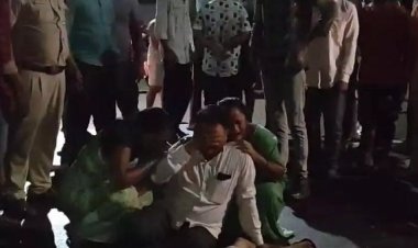 बेटे-बहू की मौत पर सड़क में बिखलते परिजन, ट्रक ने कुचला