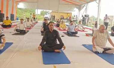 मैनपाट प्रशिक्षण शिविर में CM साय, सांसद और विधायकों ने किया योग